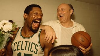 Bill Russell celebra mais um anel pelos Celtics
